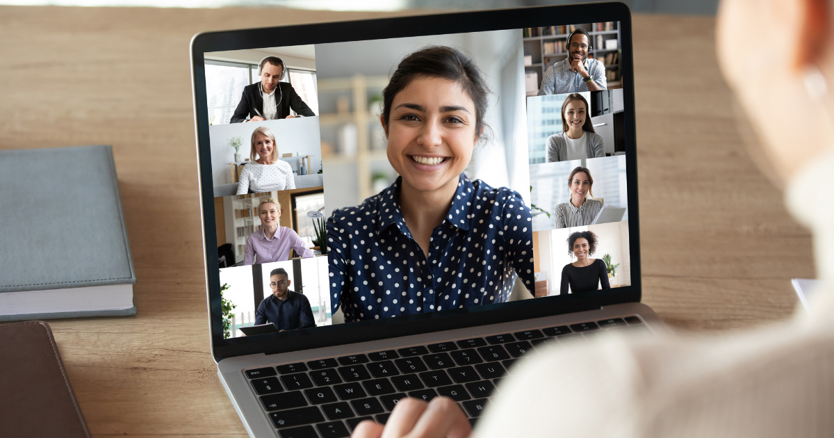 4 个基本的反欺凌支持资源：图片显示的是一个笔记本电脑屏幕，上面有几个面孔，描绘的是一个有许多人参加的视频会议。
